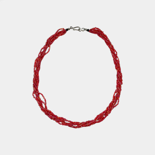 Collar de cuentas rojas